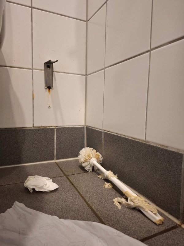 Auch neben der Toilette sieht es nicht nur sehr schlimm aus. Es riecht auch genau so, wie es aussieht