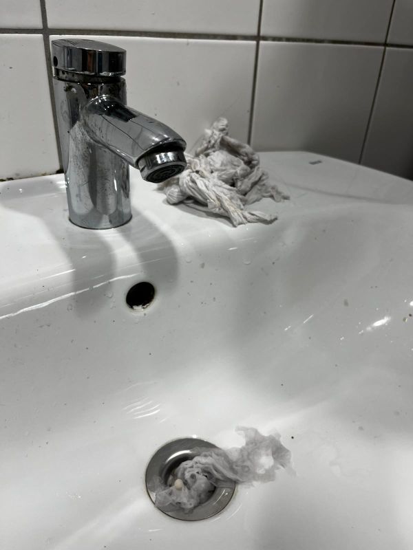 Selbst wenn man sich nach dem abscheulichen Toiletten Besuch versucht die Hände zu waschen fragt man sich, ob die Hände auch wirklich sauber werden