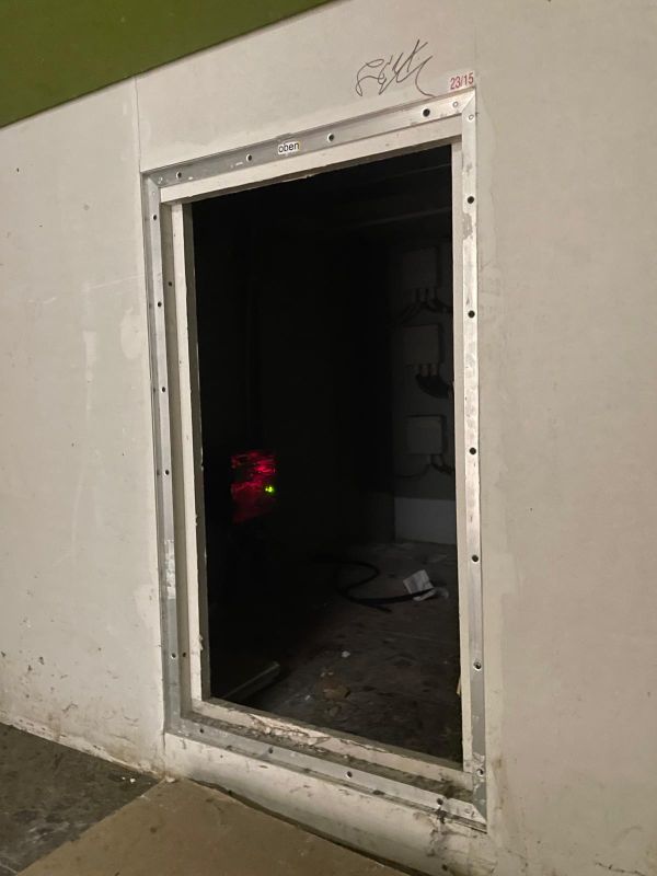 Diesen Eingang findet man in unserer Schule bei den Treppen.