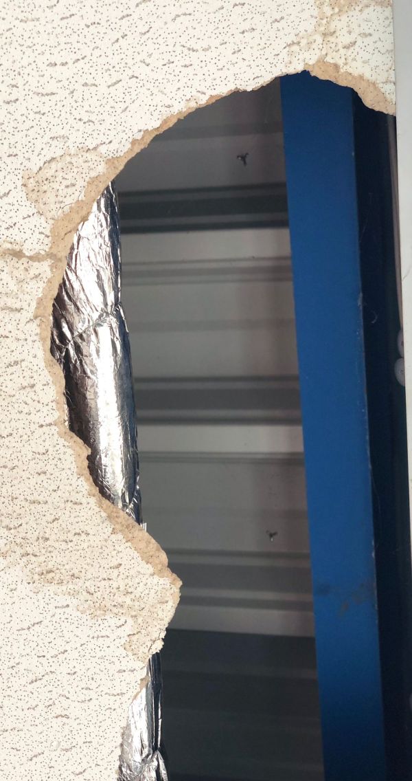 Dieses Loch stammt aus den Kunsträumen. Moderne Kunst?