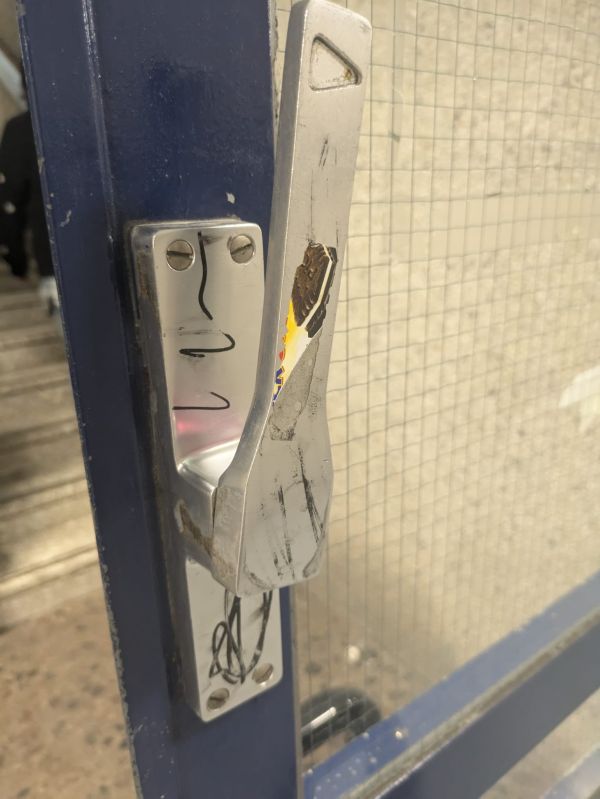 Hier hat ein Schüler anscheinend kein Blatt zum bemalen gefunden, also wurden andere Methoden ergriffen.