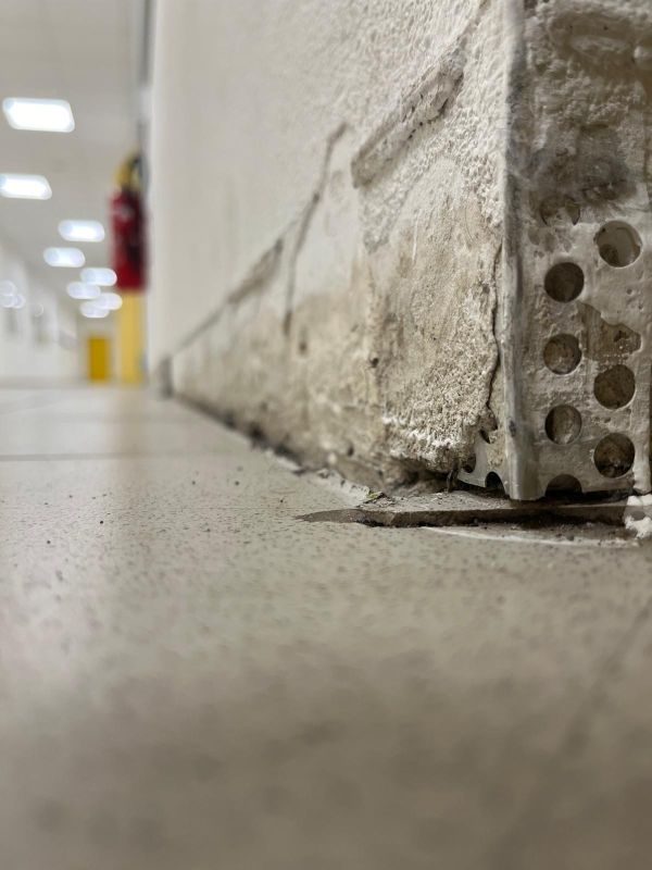 Wenn man hinter die Fassade guckt, entdeckt man vieles. -in diesem Falle Staub!