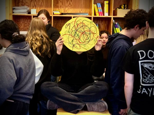 Das Mädchen fühlt sich überfordert, weil in ihrem Kopf alle möglichen Gedanken herum schwirren.