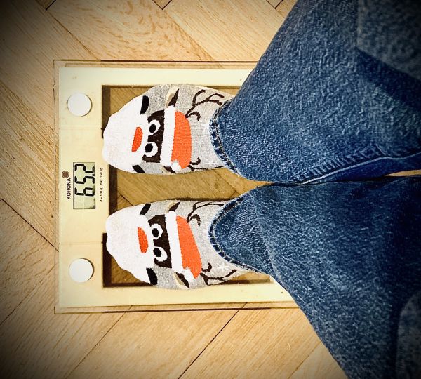 Das Mädchen fühlt sich übergewichtig, obwohl sie ein normales Gewicht hat.