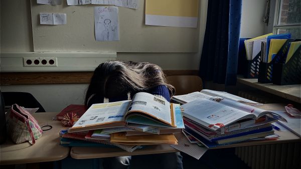 Die Schülerin ist überfordert mit dem Schulstoff.