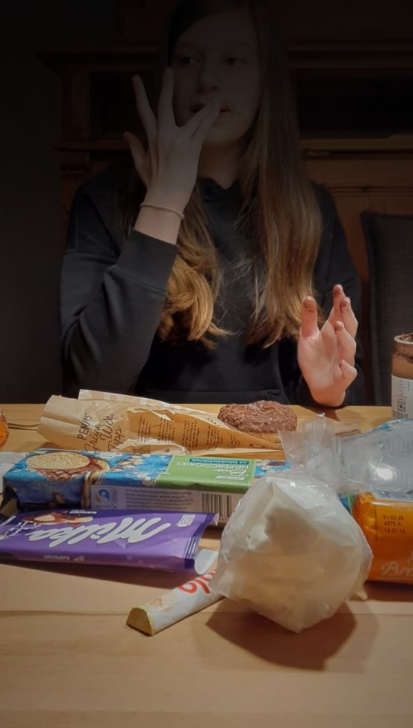 Das Mädchen kann nicht aufhören zu essen.