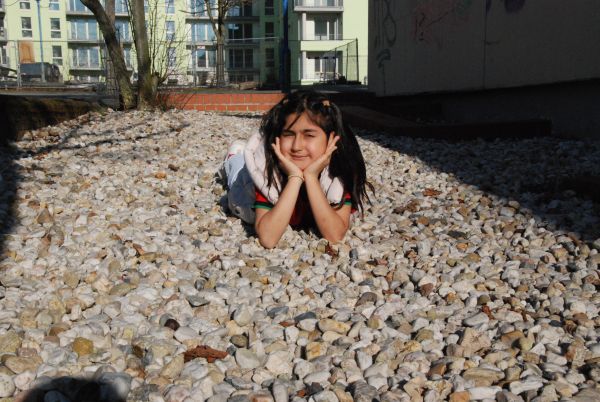 Güler liegt in der Sonne auf vielen Steinen.