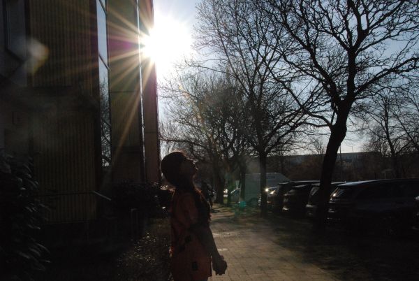 Elif steht mitten im Sonnenschein.