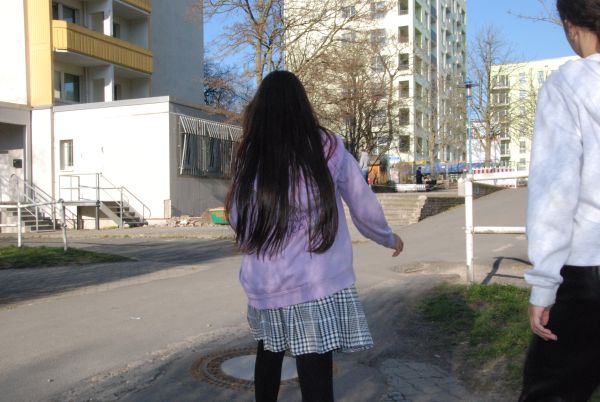 Özlem geht Richtung Spielplatz.