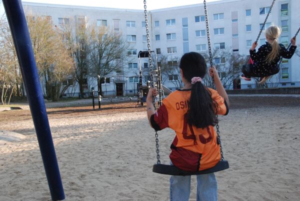Elif schaukelt auf unserem Lieblingsspielplatz.