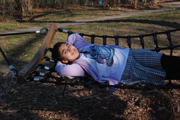 Özlem liegt in der Hängematte und sonnt sich.