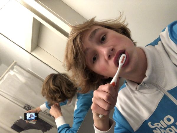 Zähneputzen am Morgen und Selfie