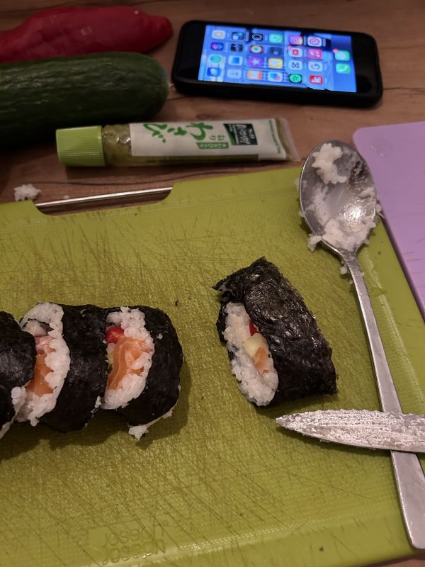 Sushi rollen mittags mit Handy