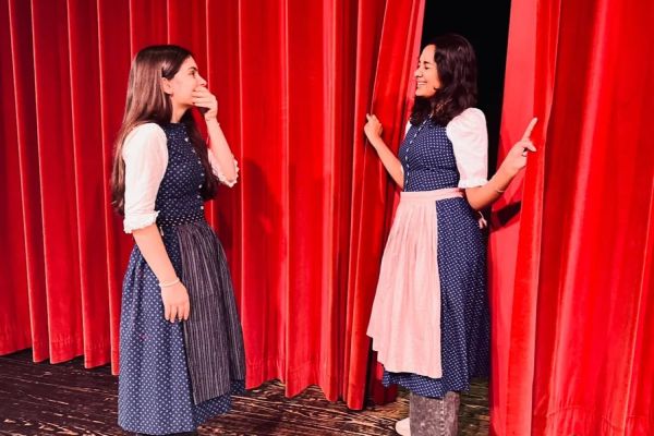 Ein, Zwoar, Dirndl an.