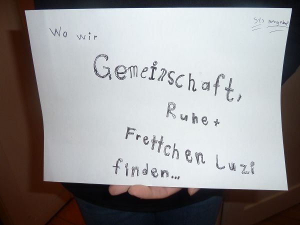 In der 5ten Klasse kommen wir aus verschiedenen Schulen neu zusammen. Wir drei fühlen uns im Schulzoo, bei Frettchen Luzi, sehr wohl.