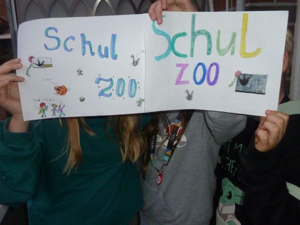 Damit ihr alle wisst, wo wir die Tiere fotografiert haben und wo es uns gut gefällt. Statt über 1500 SchülerInnen gibt es dort viele, tolle Tiere.
