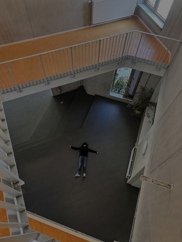 Einsame Person alleine im Treppenhaus in der Schule