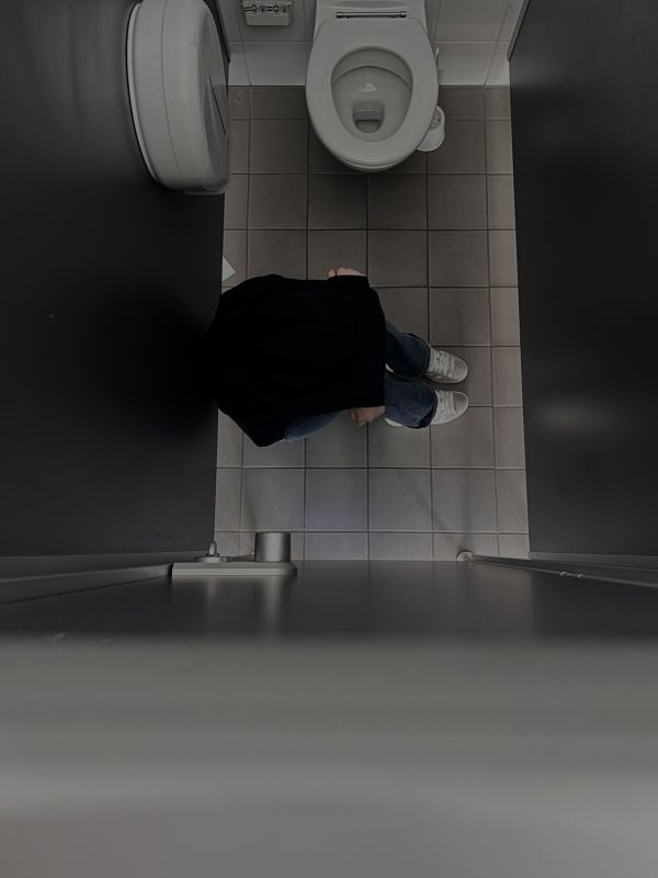 Einsame Person allein auf der Schultoillete in der Pause