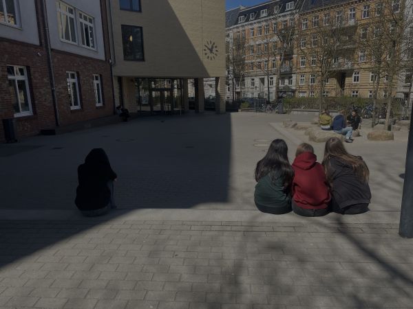 Einsame Person fühlt sich Einsam trotz ihrer Mitmenschen