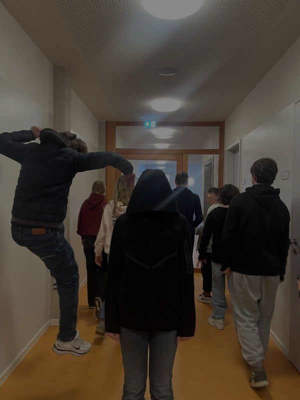 Einsame Person fühlt sich Einsam trotz Mitmenschen
