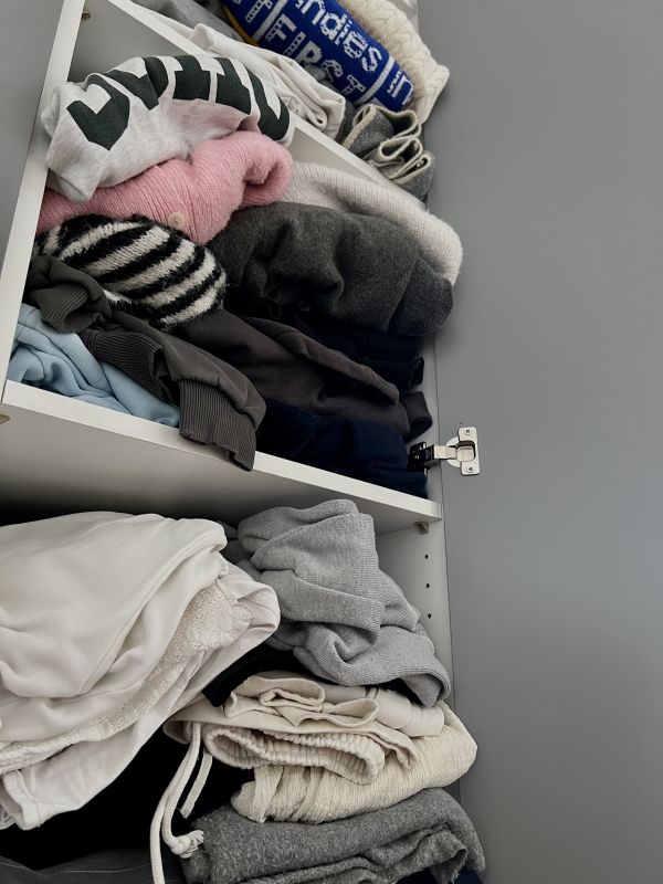 Klamotten quillen aus dem Kleiderschrank raus