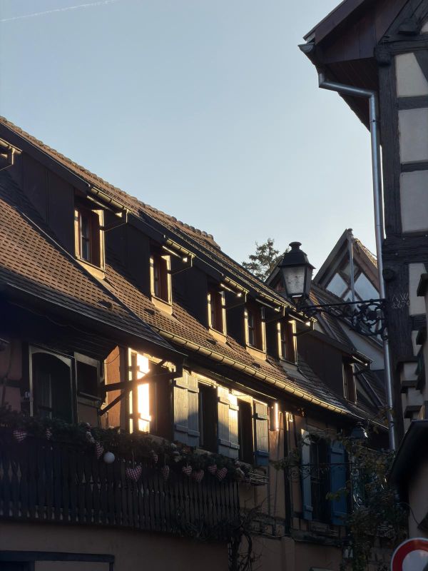 Kleine Gassen im Sonnenlicht