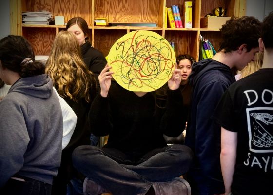 Das Mädchen fühlt sich überfordert, weil in ihrem Kopf alle möglichen Gedanken herum schwirren.